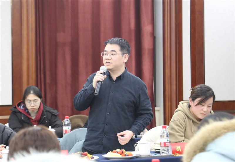 集團與泰州中學(xué)聯(lián)合舉辦“校企同關(guān)愛(ài)，勵學(xué)助成長(cháng)”座談會(huì )